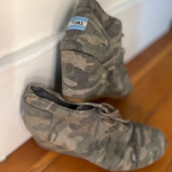 Tom’s wedge heel bootie - Picture 2 of 3